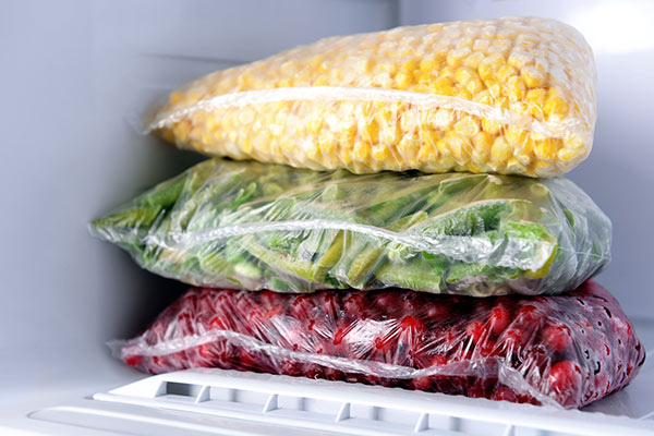 congeler les aliments dans des sachets plastique